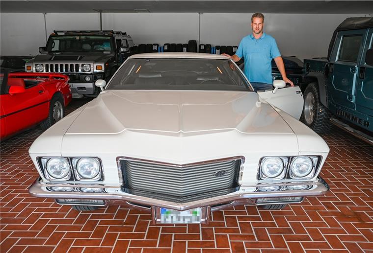 Jörg Bäuerle neben seinem Buick Riviera 1971. Der 48-Jährige hat seine Liebe zu US-Cars zum Beruf gemacht.