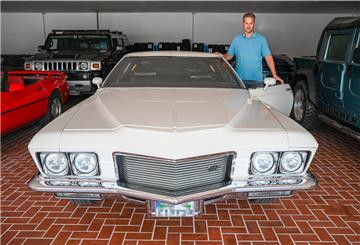 Jörg Bäuerle neben seinem Buick Riviera 1971. Der 48-Jährige hat seine Liebe zu US-Cars zum Beruf gemacht.