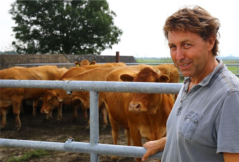 Der letzte Landwirt der Strohauser Plate Jörg Fasting vor einem Paddock für seine Tiere. Hier warten die bereits behandelten Tiere, bis die gesamte Herde durch ist.
