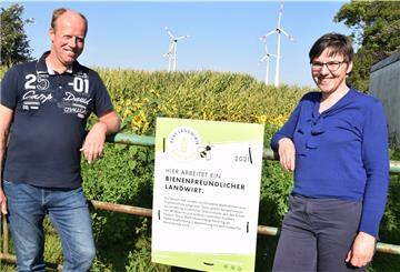 Jörg Kuck aus Ruhwarden hat unweit seines Hofes an drei Stellen Blühstreifen angelegt - und auch dafür die Auszeichnung "Bienenfreundlicher Landwirt" erhalten. Rechts im Bild: Andrea Vogt vom Kreislandvolkverband.