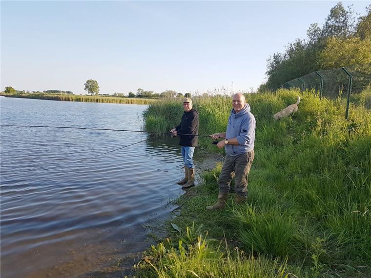 Bremerhaven: 1250 Angler schließen sich zusammen Jörg Langholz (vorne) und Thorsten Brune sind begeisterte Angler. Jetzt sind sie Mitglieder des neu geschaffenen Großvereins ASV Bremerhaven.