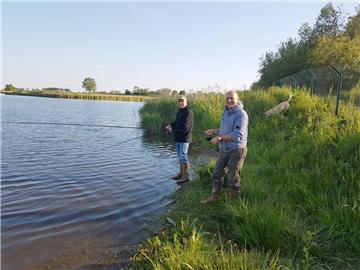 Jörg Langholz (vorne) und Thorsten Brune sind begeisterte Angler. Jetzt sind sie Mitglieder des neu geschaffenen Großvereins ASV Bremerhaven.