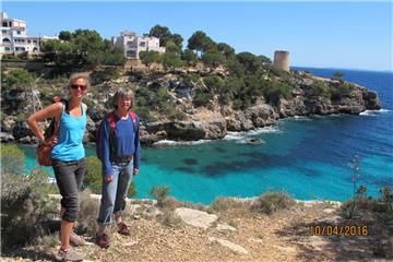 Jörg Richter und seine Schwester Bärbel Gaede segelten von Geversdorf nach Mallorca. Hier ist Bärbel Gaede mit ihre Nichte Maike zu sehen.