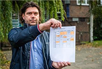 Jörg Schubert aus Bremerhaven ist Elternvertreter an der Humboldtschule. In seinen Händen hält er einen aktuellen Stundenplan, darauf markiert in orange die Stunden, welche aufgrund des Lehrermangels aktuell ausfallen.