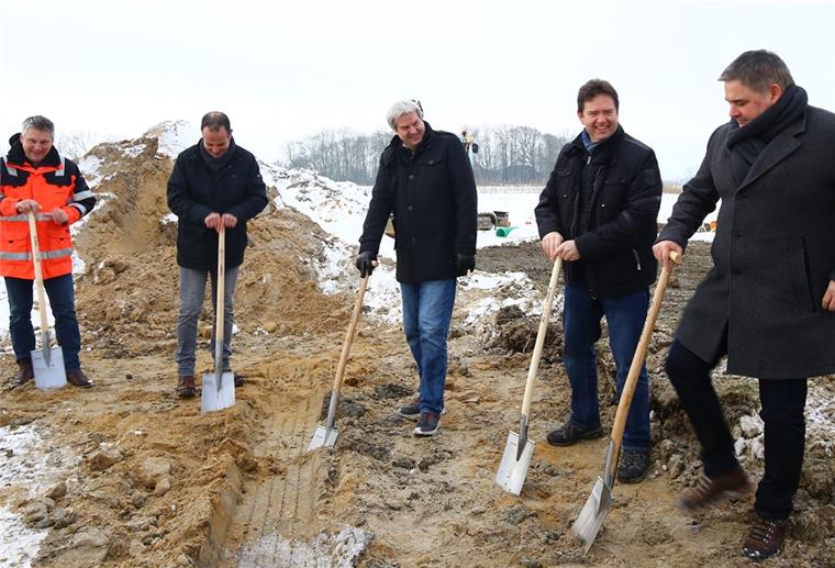 Jörn Wieland (von links), Niels Ohlemacher, Guido Boekhoff, Butjadingens Bürgermeister Axel Linneweber und Matthias Janßen trafen sich zum symbolischen ersten Spatenstich in Burhave.