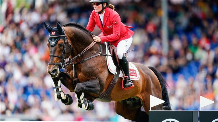 Noch ein reines Frauen-Team reitet bei Millionen-Serie Jörne Sprehe reitet jetzt in einer reinen Frauen-Mannschaft.