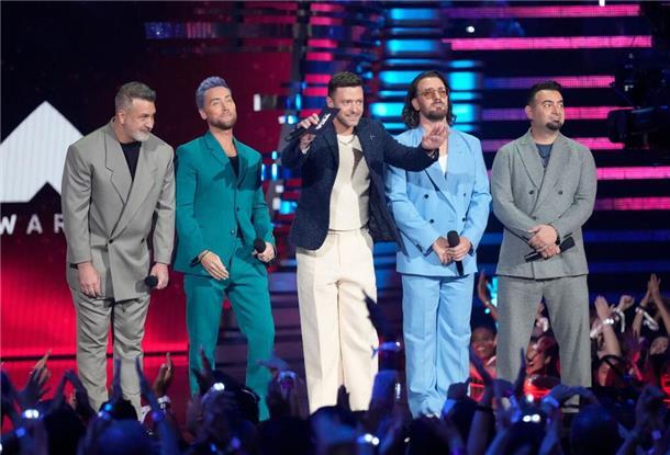 Joey Fatone (l-r), Lance Bass, Justin Timberlake, JC Chasez und Chris Kirkpatrick von NSYNC während der MTV Video Music Awards 2023.