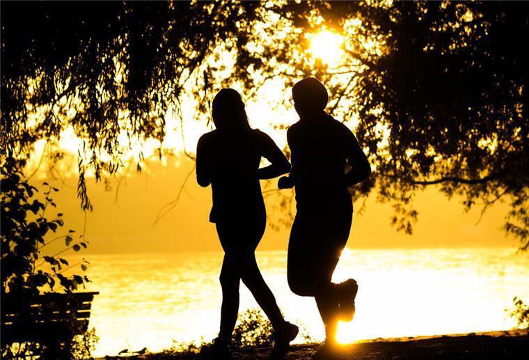 Zwei Menschen beim Joggen