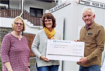 Johann Evers von der Initiative „Deich hilft Deich“ überreichte jetzt den ersten Scheck. 11.250 Euro gingen an den Kindergarten in Hönningen. Die Spende entgegen nahmen Leiterin Susanne Kny (links) und die stellvertretende Bürgermeisterin des Ortes, Elfi Pauly.