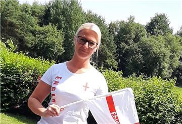 Johann Lührs ist in Deutschland geboren, aber ihre Eltern stammen aus England. Deshalb hält die 35-Jährige beim EM-Achtelfinale gegen Deutschland auch zu den Three Lions.