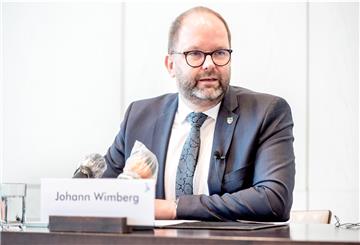 Johann Wimberg (CDU), Landrat im Landkreis Cloppenburg, spricht über den Corona-Ausbruch in einem großen Schlachthof in Niedersachsen.