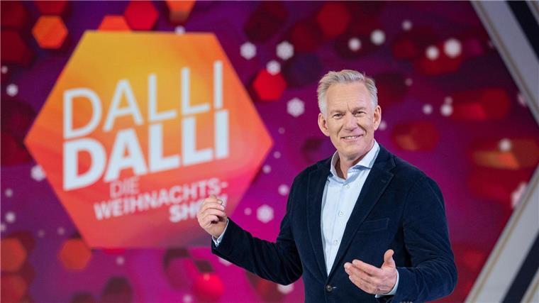 Mit viel Prominenz „Dalli Dalli - „Die Weihnachtsshow“ Johannes B. Kerner vor dem Sendungslogo von „Dalli Dalli - die Weihnachtsshow“.