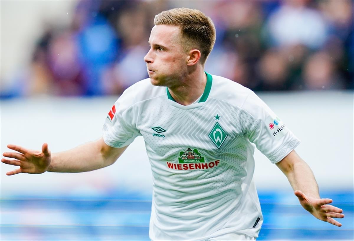 Jojo Eggestein wundert sich über Werder-Trainer Bremens Johannes Eggestein jubelt über ein Tor