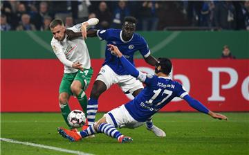 Johannes Eggestein (weißes Trikot) will sich weiter bei Werder Bremen durchtanken.
