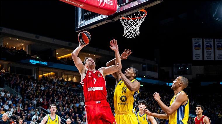 Johannes Voigtmann (l) im Duell gegen Albas David McCormack.