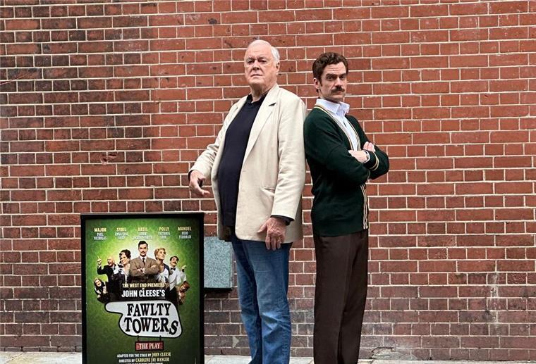 John Cleese (l) bei der Präsentation für sein Theaterstück „Fawlty Towers“. (Archivbild)