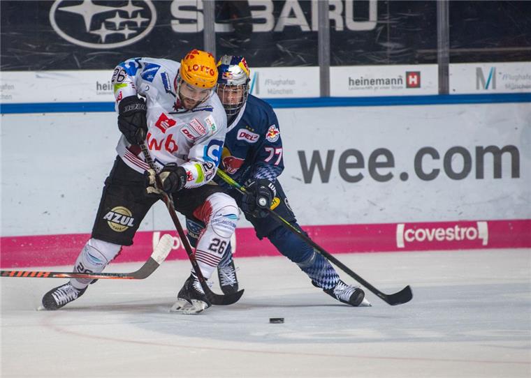 John-Jason Peterka (rechts) von Red Bull München - auf dem Foto im Zweikampf mit Dominik Uher von den Fischtown Pinguins Bremerhaven - ist einer von vielen Talenten, deren Zukunft in der NHL liegt. 