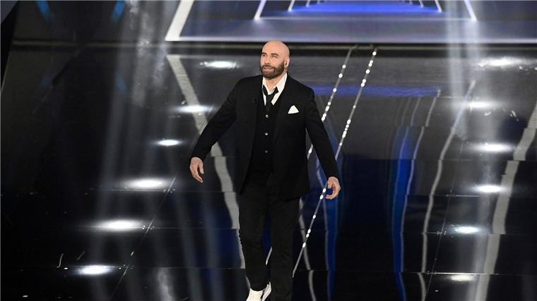 John Travolta beim Sanremo Musikfestival, wo er mit einem Ententanz auffiel.