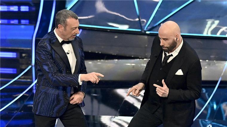 John Travolta (r) und Amadeus treten während des Sanremo-Musikfestivals auf.
