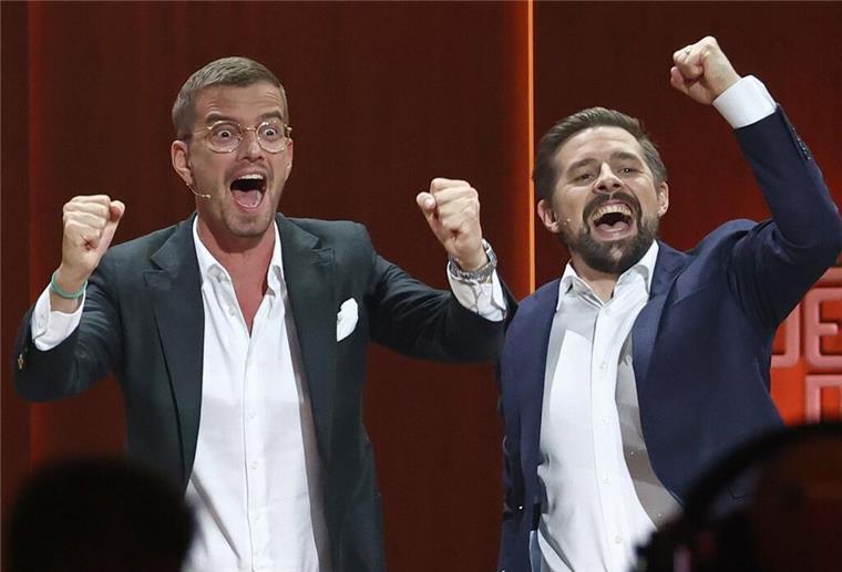 Joko Winterscheidt (l) und Klaas Heufer-Umlauf haben bei „Joko und Klaas gegen ProSieben“ einen Programmtag bei dem Sender ergattert.
