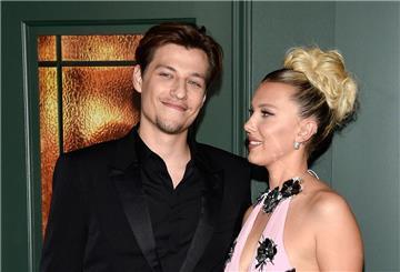 Jon Bon Jovi hat es bestätigt: Sein Sohn Jake und Millie Bobby Brown haben Ja gesagt.