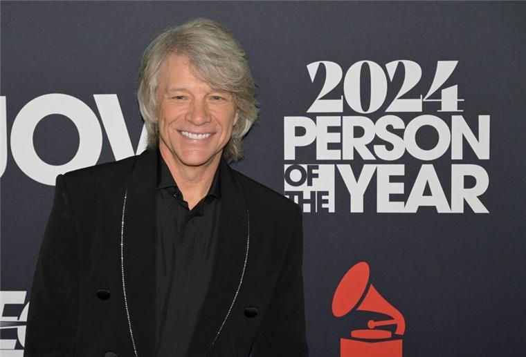 „Forever“: Bon Jovi kündigen neues Album an Jon Bon Jovi posiert bei seiner Ehrung als Musicares Person des Jahres. Am 7. Juni erscheint das neue Album von Bon Jovi.