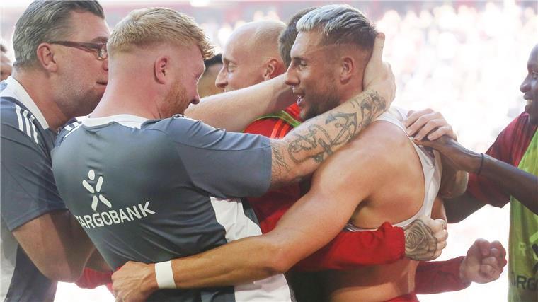 Jona Niemiec wird nach dem Ausgleich bejubelt.