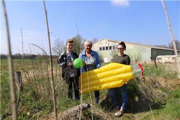 Jonas Feuß (11) und Chantal Essig (17) haben Luftmatratze und Wasserball dabei: Sie planen mit weiteren Jugendlichen einen Badesee in Hagen. Die Idee stammt aus dem Jugendforum 2018. Martina Feldmann-Bienhoff (Mitte) von der Jugendpflege begleitet das Vorhaben.