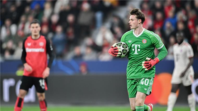 Jonas Urbig vertritt Manuel Neuer im Bayern-Tor.