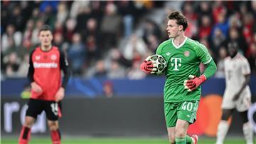 Jonas Urbig vertritt Manuel Neuer im Bayern-Tor.