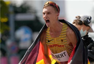 Leichtathletik: Olympia, 50 km Gehen, Männer. Jonathan Hilbert aus Deutschland kommt als Zweiter ins Ziel und jubelt über Silber.