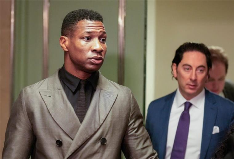 Jonathan Majors (l) wurde im März nach einem Vorfall mit seiner damaligen Freundin von der Polizei in Gewahrsam genommen.