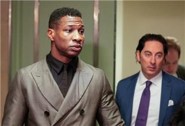 Jonathan Majors (l) wurde im März nach einem Vorfall mit seiner damaligen Freundin von der Polizei in Gewahrsam genommen.