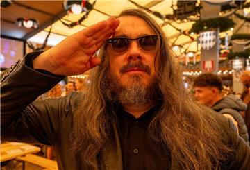 Jonathan Meese salutiert in der Festhalle Schottenhamel.