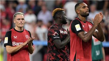 Jonathan Tah (r) spricht über seinen geplatzten Wechsel.