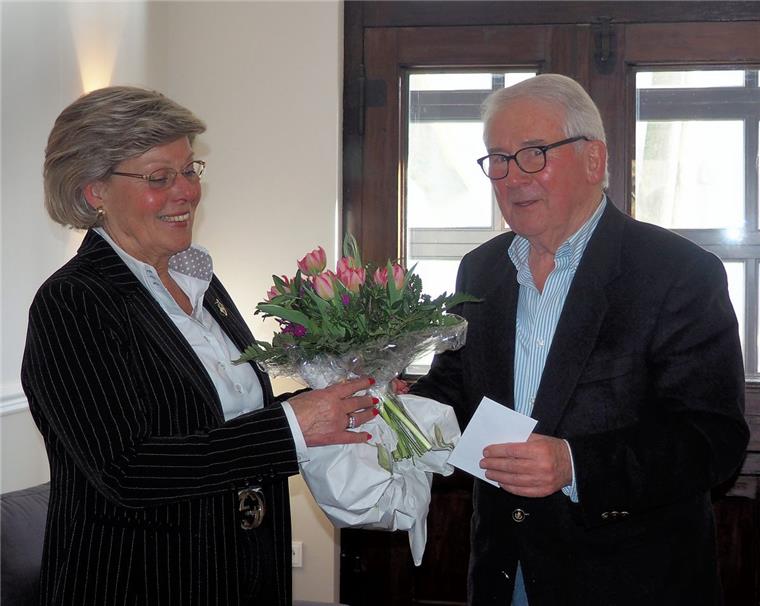 Jonny Lüdemann von der „AG 60 Plus“ der SPD dankte Alice Fröhlich mit einem Blumenstrauß für ihre Ausführungen