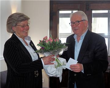 Jonny Lüdemann von der „AG 60 Plus“ der SPD dankte Alice Fröhlich mit einem Blumenstrauß für ihre Ausführungen