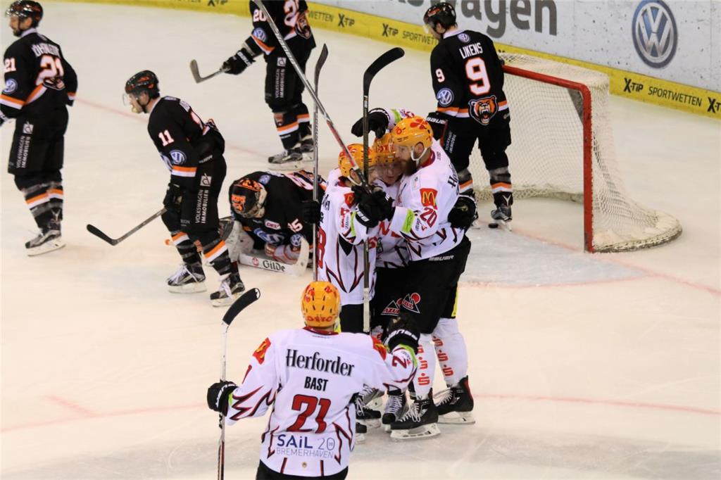 Jordan George bringt die Pinguins mit 4:3 in Führung.