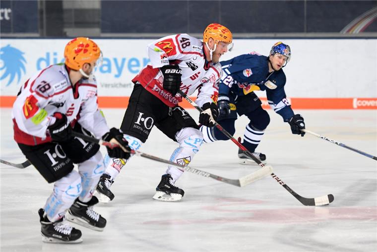 Saison-Aus: Pinguins kassierten vierte Niederlage Jordan George (links) und Nicholas Jensen versuchen, das Spiel der Fischtow Pinguins anzukurbeln.