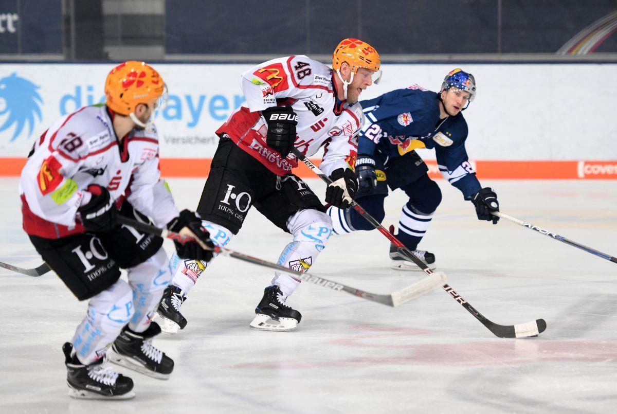 Jordan George (links) und Nicholas  Jensen versuchen, das Spiel der Fischtow Pinguins anzukurbeln.