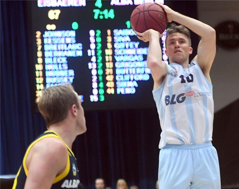 Abschlusszeugnis für die Eisbären Bremerhaven: Jordan Hulls bekommt Bestnote Jordan Hulls bei seiner Lieblingsbeschäftigung: Dreier werfen!