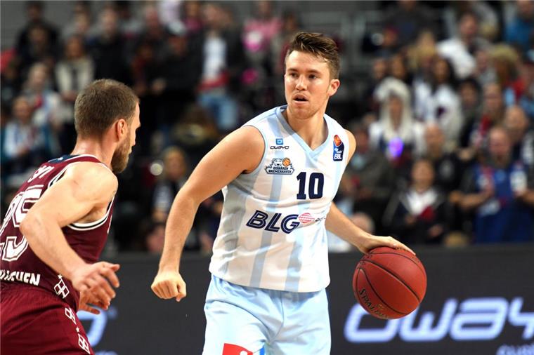 Jordan Hulls (rechts) präsentierte sich in Weißenfels in Gala-Form. Der Eisbären-Spielmacher warf 31 Punkte. Foto Scheer
