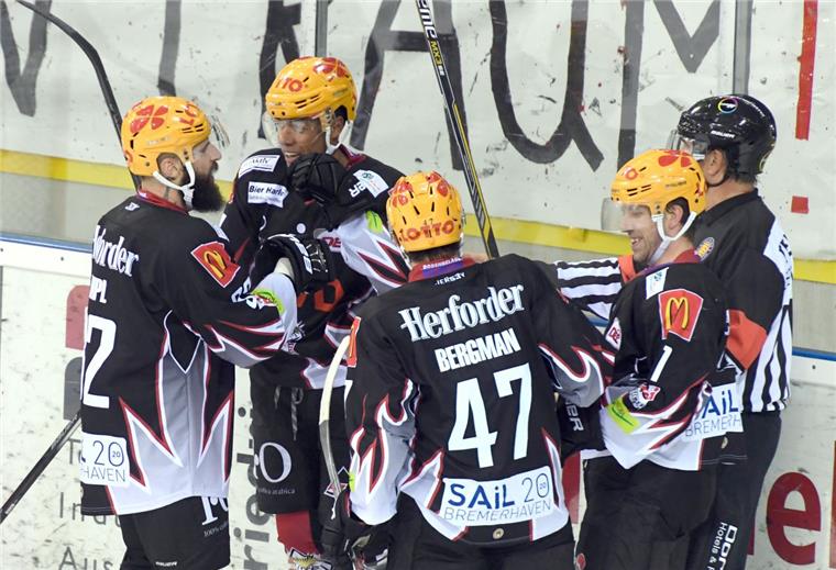 Pinguins zeigen trotz Niederlage eine starke DEL-Premiere Jordan Owens erzielte den ersten Treffer für die Fischtown Pinguins in der DEL. Foto Scheer