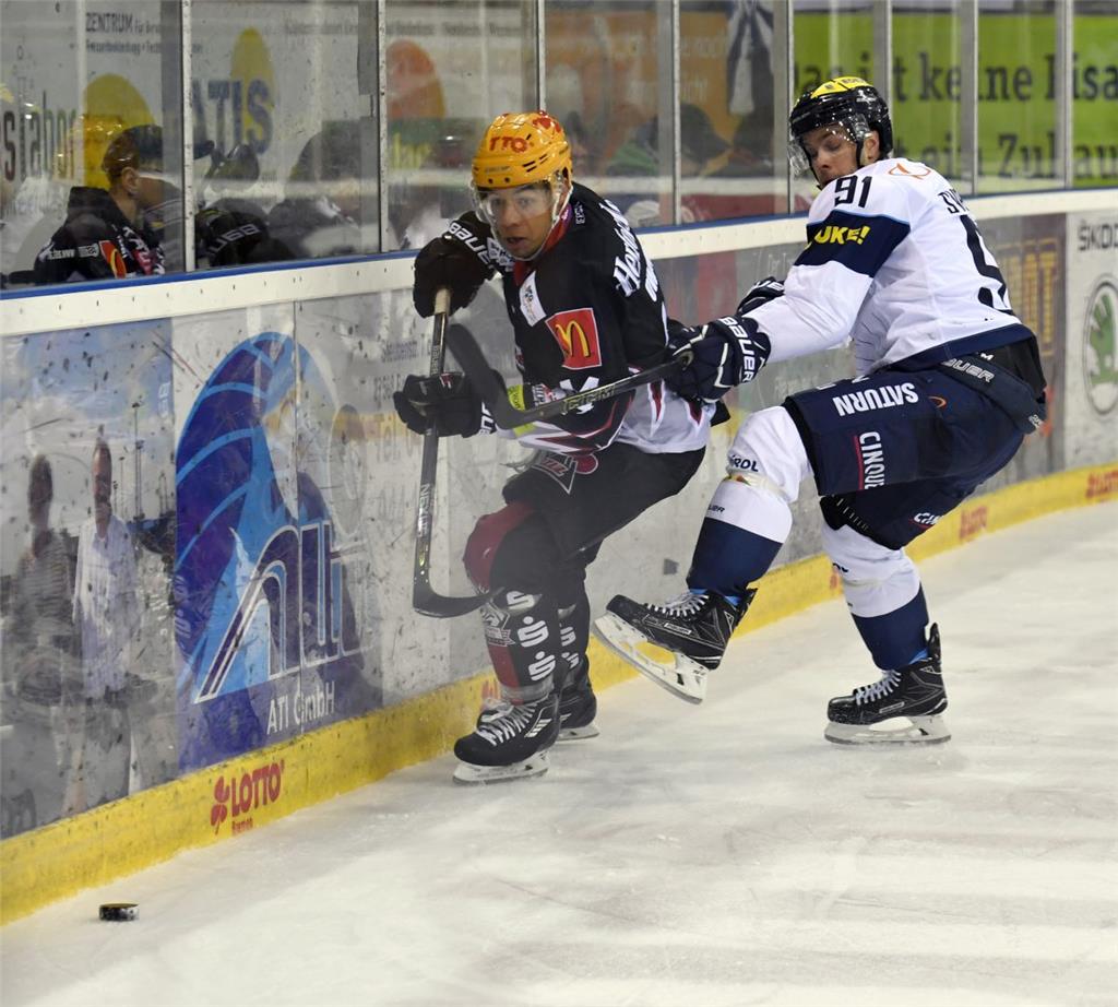 Jordan Owens (links) tankt sich an der Bande durch.