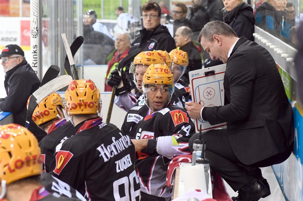 Jordan Owens schaut genau auf die Anweisungen von Trainer Thomas Popiesch. Foto:...