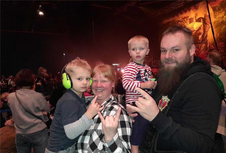 Tumor erkannt? Familienfoto bei Heavysaurus-Konzert in Bremerhaven gibt Hinweis Joris, Sabrina, Keno und René aus Gnarrenburg beim Konzert. Die Nachricht vom möglichen Tumor traf sie ohne Vorwarnung. Dieses Foto brachte die Leserin Franca L. auf die Fährte.