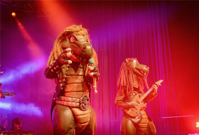 Tumor erkannt? Familienfoto bei Heavysaurus-Konzert in Bremerhaven gibt Hinweis Joris, Sabrina, Keno und René aus Gnarrenburg freuten sich schon vor dem Konzert von Heavysaurus aufs „Abrocken“. Dass dieses Foto für ein Wellenbad der Gefühle sorgen könnte, hätten sie vorher bestimmt nicht gedacht.