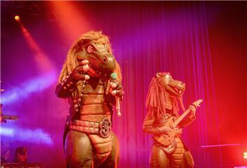 Joris, Sabrina, Keno und René aus Gnarrenburg freuten sich schon vor dem Konzert von Heavysaurus aufs „Abrocken“. Dass dieses Foto für ein Wellenbad der Gefühle sorgen könnte, hätten sie vorher bestimmt nicht gedacht.