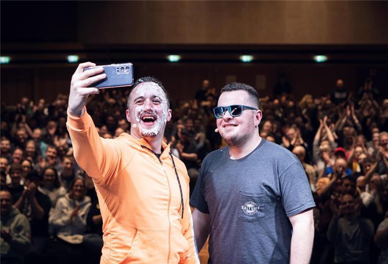 Joschka Traue und Nico Flathmann machen ein Selfie mit den Gästen in Vegesack.