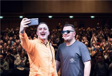 Joschka Traue und Nico Flathmann machen ein Selfie mit den Gästen in Vegesack.